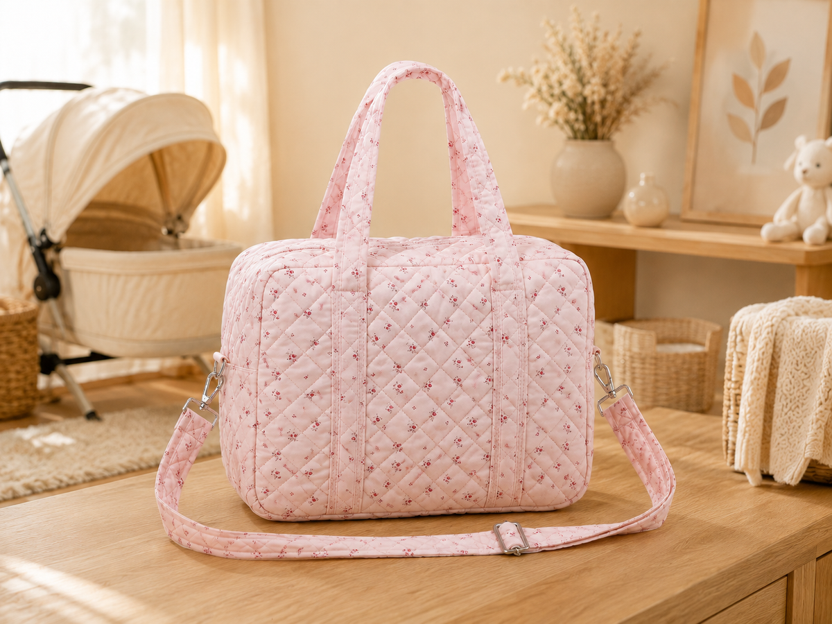 Sac à langer cabas, en polyester, compatible poussette, posé sur une table en bois clair dans un intérieur aux tons naturels