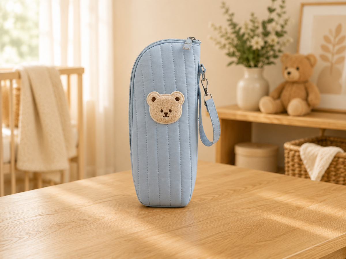 Sac à langer cabas, poche isotherme, posé dans un intérieur clair aux tons naturels
