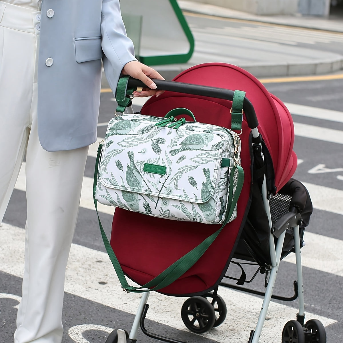 Sac à langer bandoulière imprimé botanique, se fixe à la poussette