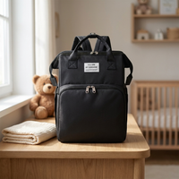 Sac à langer à dos, noir uni, grande capacité, en situation