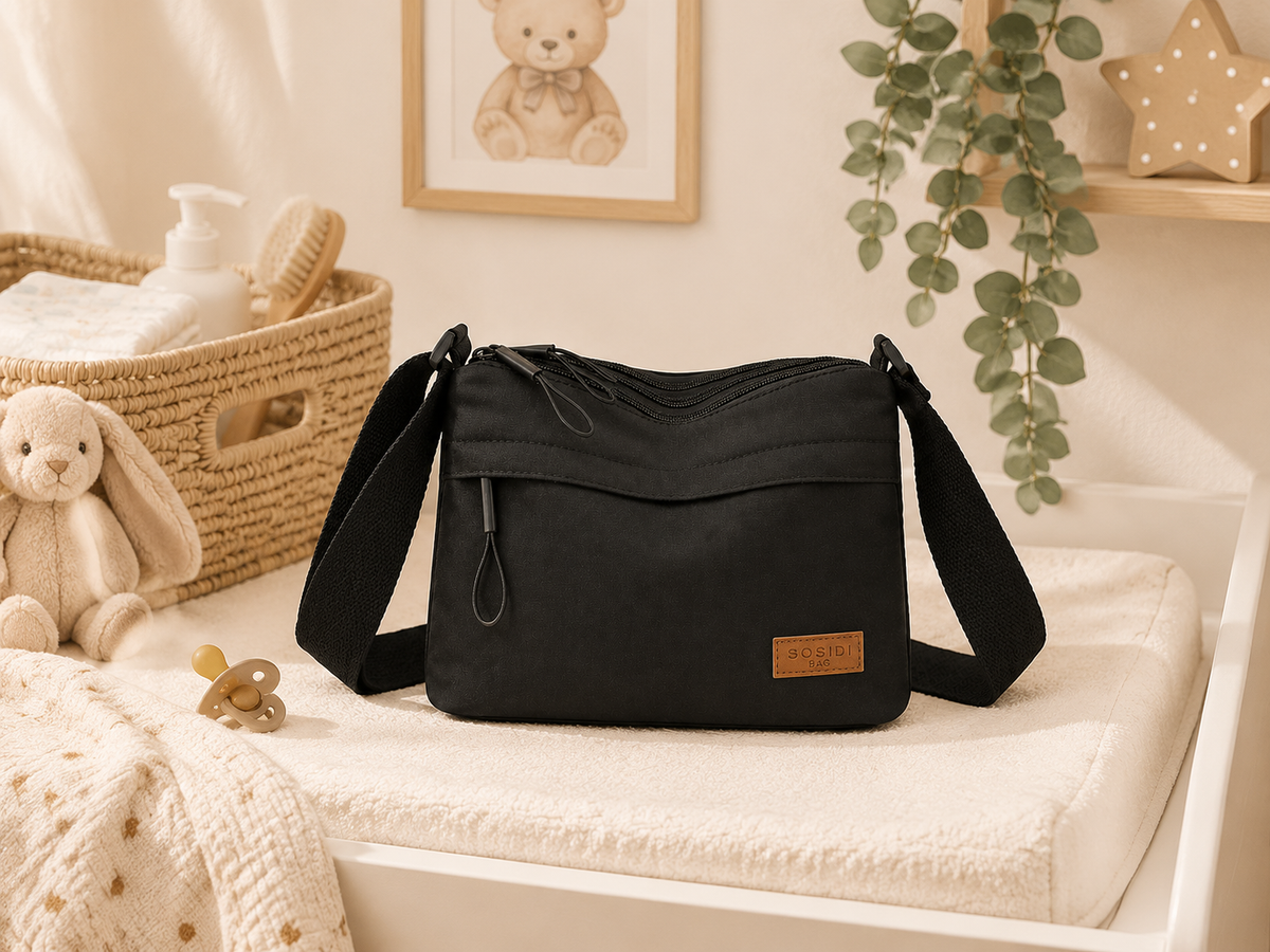 Sac à langer bandoulière, en toile, 4 coloris, posé dans un intérieur clair aux tons naturels