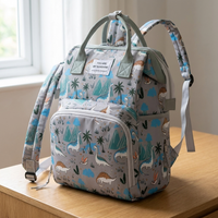 Sac à langer à dos, motif dinosaures, gris, en situation