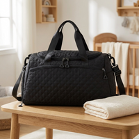 Sac à langer week-end, matelassé noir, en situation