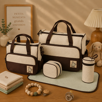 Sac à langer bandoulière, ensemble de 5 pièces, à pois, posé dans un intérieur clair aux tons naturels