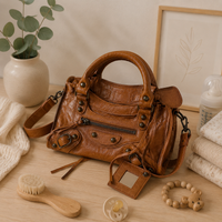 Sac à langer bandoulière, 6 coloris, posé dans un intérieur clair aux tons naturels