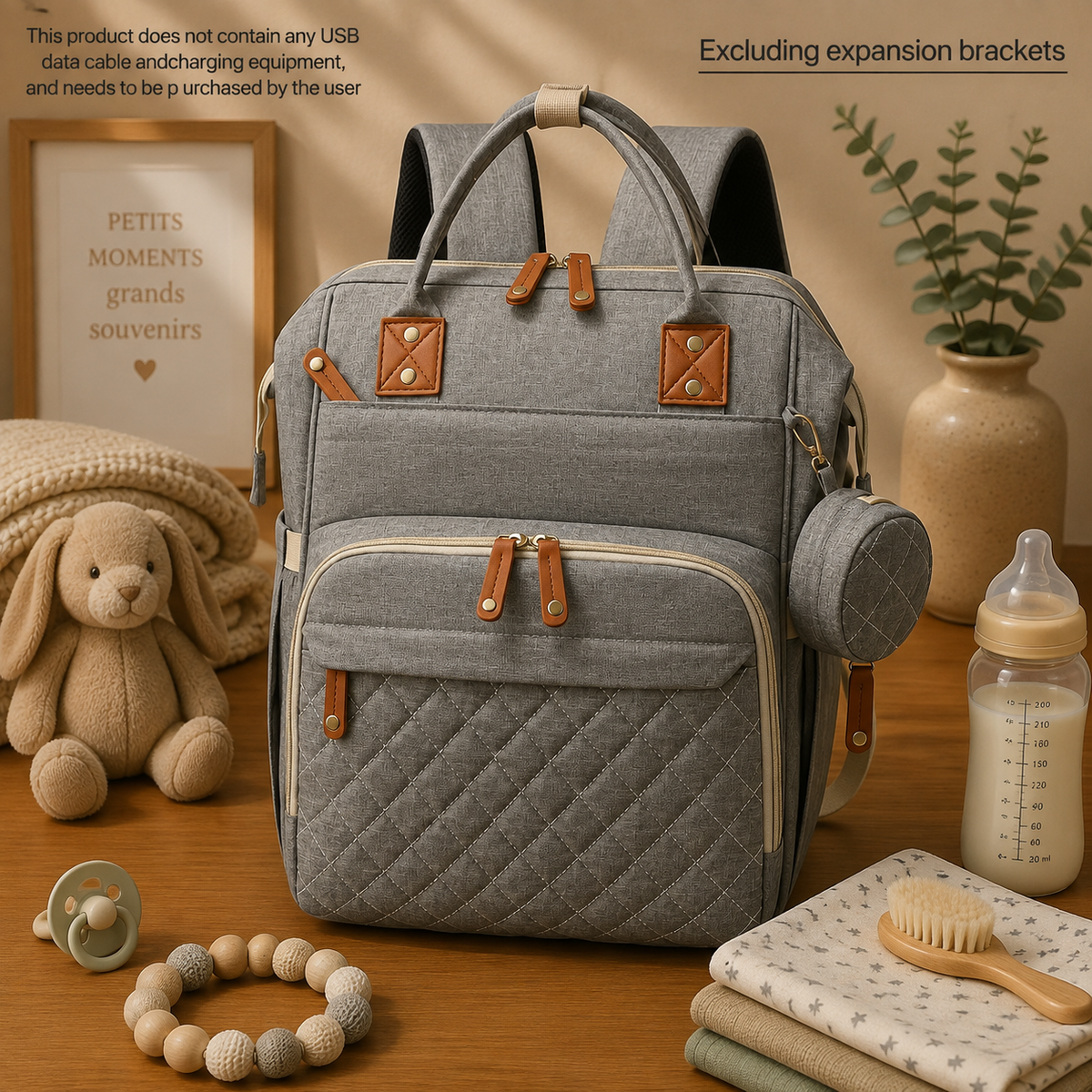 Sac à dos à langer, en polyester, gris, posé dans un intérieur clair aux tons naturels