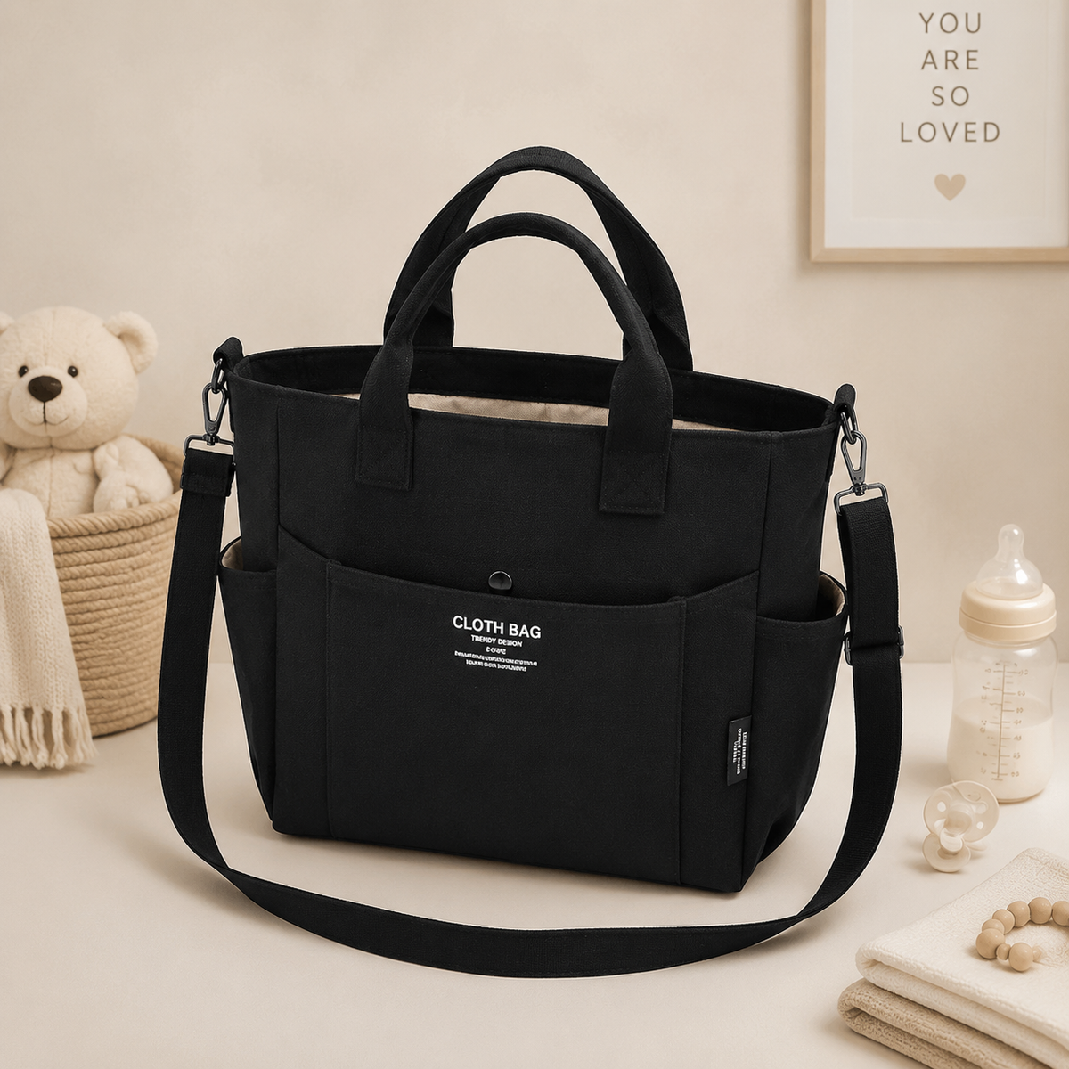Sac à langer bandoulière, 3 coloris, posé dans un intérieur clair aux tons naturels