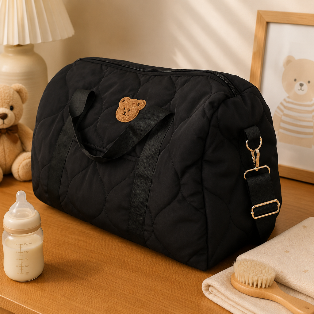 Sac à Langer Maternité Grande Capacité – Motif Ours Noir, posé dans un intérieur clair aux tons naturels