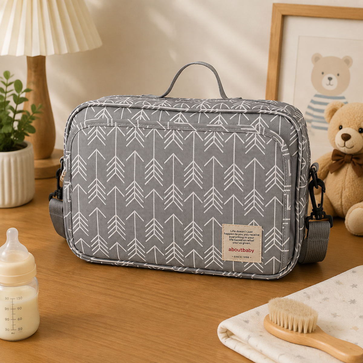 Sac à langer pour poussette, imperméable, à fleurs, posé dans un intérieur clair aux tons naturels