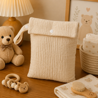 Pochette à langer en gaze de coton, à suspendre, posé dans un intérieur clair aux tons naturels