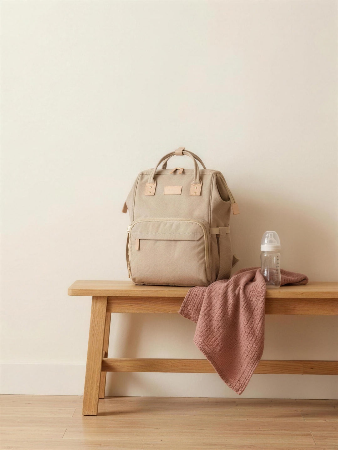 Sac a langer beige pose sur un banc, chambre d'enfant