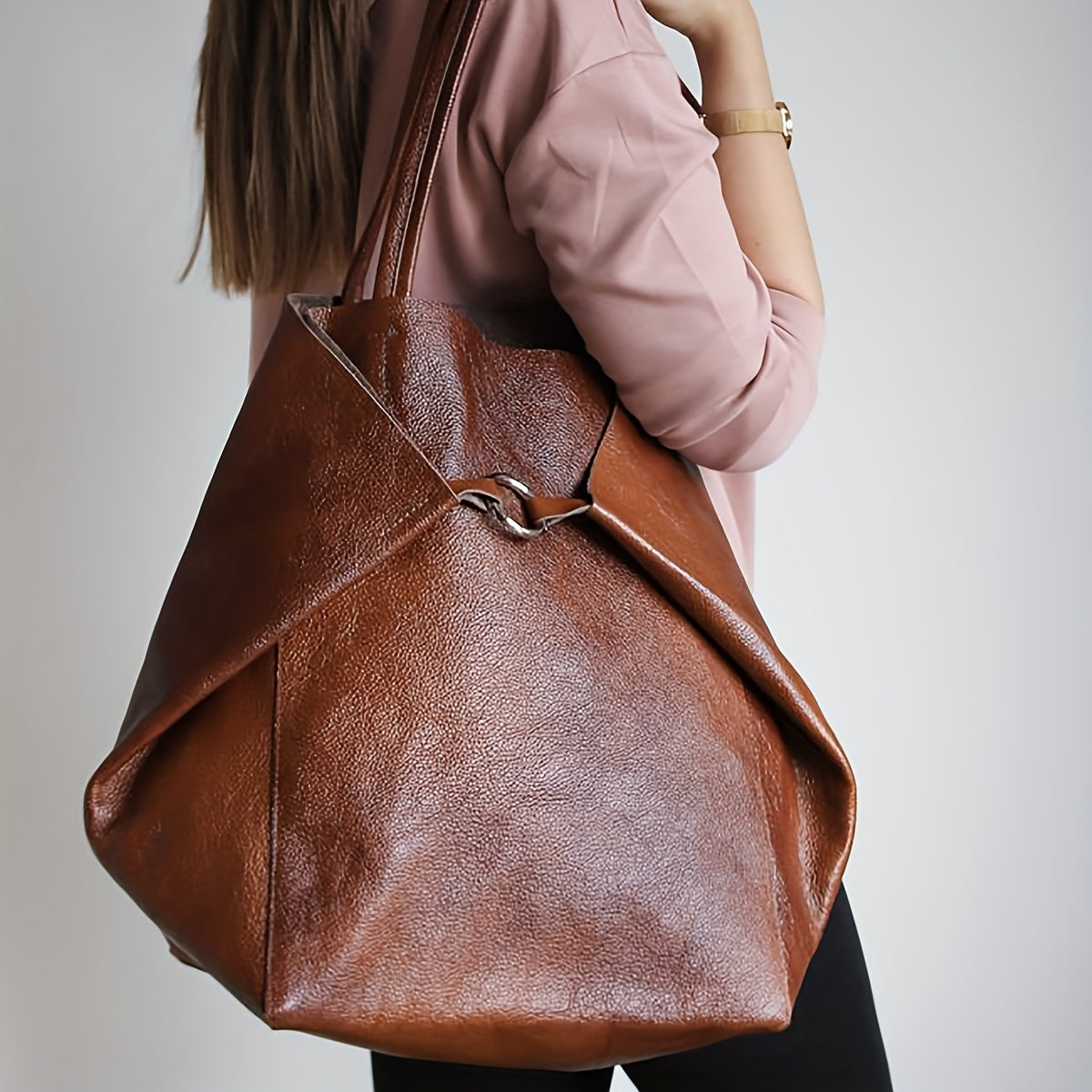 Grand sac fourretout souple pour femmes nouveau modle 2023 style europen et amricain avec un design spacieux et une bandoulire